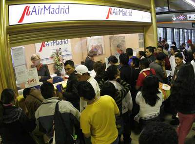 Colas de pasajeros afectados protestan en las instalaciones de Air Madrid en Barajas.