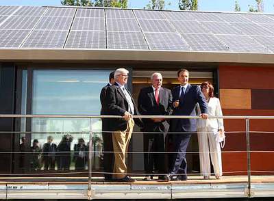 El presidente del Gobierno y el ministro de Industria en su visita a 