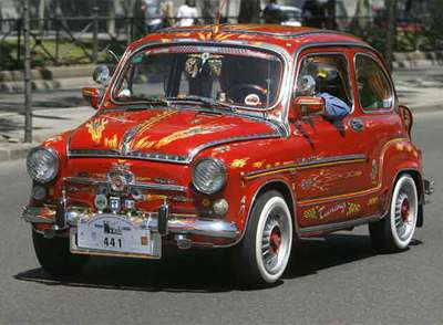 No hay otro coche con el que mejor se identifiquen los españoles de la generación de los 60. Este año cumple medio siglo de vida un mito de la Seat: el seiscientos. Su salida al mercado coincidió con los primeros síntomas de mejoría económica en un país recién salido de la posguerra. Era el complemento perfecto para la emergente clase media. No era barato: su precio equivalía a 24.000 euros de ahora. Pero sus formas redondeadas y su singular silueta recortada sobre el paisaje español marcó toda una época. El de la foto ha sufrido un contundente lavado de cara, adaptándolo a los tiempos de la fiebre  tunning . Sobre gustos...