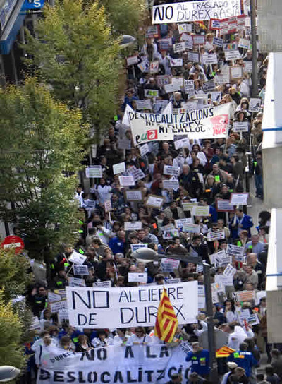 Los trabajadores de Durex se manifiestan contra el cierre de Rubí en el Día Mundial del Sida