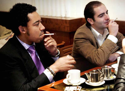 Dos personas fumando en un restaurante de Barcelona