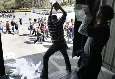 Los ganaderos asaltan una fábrica de leche en Galicia