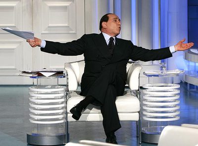 Silvio Berlusconi gesticula durante la grabación del programa televisivo  Porta a porta,  ayer en Roma.