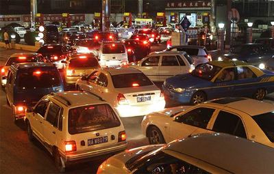 Multitud de conductores se afanan por llenar sus depósitos tras la decisión del Gobierno de Pekín de subir el precio de la gasolina un 18%.