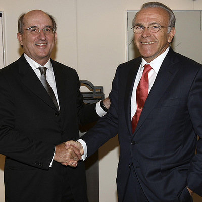 El presidente de Repsol YPF, Antonio Brufau (izqda.), y el de La Caixa, Isidre Fainé, principales accionistas de Gas Natural, al término del Consejo de Administración que ha celebrado hoy la petrolera.