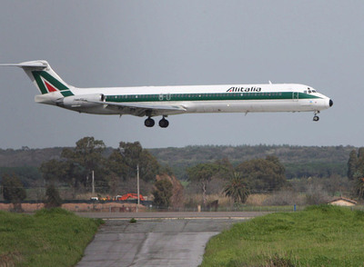 Un avión de Alitalia aterriza en la pista del aeropuerto internacional 