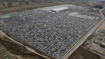  NO HAY QUIEN COMPRE UN COCHE:  El frenazo de las ventas de coches ha provocado la supresión de miles de empleos mientras decenas de coches se abarrotan en las zonas logísticas como la de Ciempozuelos, en la imagen.