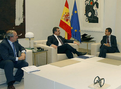El presidente del Gobierno con los representantes de la patronal del automóvil en la reunión que han mantenido esta tarde
