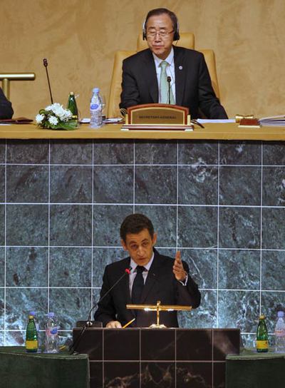 El presidente de Francia, Nicolás Sarkozy, habla en la jornada inaugural de la conferencia de la ONU para la finaniciación del desarrollo, al sus espaldas el secretario general, Ban Ki-Moon