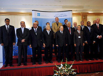 Foto de familia de los asistentes a la 151 conferencia ministerial de la OPEP, en la que se ha decidido el recorte en la producción