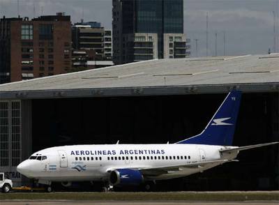 Avión de Aerolíneas Argentinas estacionado en el Aeroparque Metropolitano de Buenos Aires.
