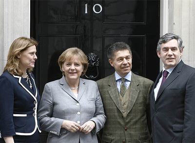 Angela Merkel, su marido Joachim Sauer, Gordon Brown y mujer Saral posan delante del número 10 de Downing Street