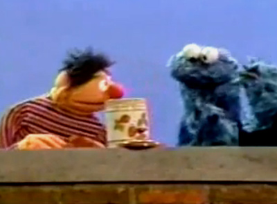 El Monstruo de las Galletas arrebatando toda su fortuna a Epi.  Puedes ver el vídeo aquí. 