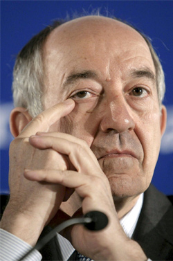 El gobernador del Banco de España, Miguel Ángel Fernández Ordóñez, durante su intervención enun foro organizado por  ABC  y Deloitte sobre el sector financiero.