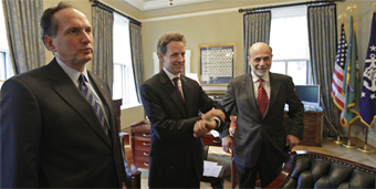 El secretario del Tesoro, Timothy Geithner, en el centro junto al presidente de la Reserva Federal, Ben Bernanke.