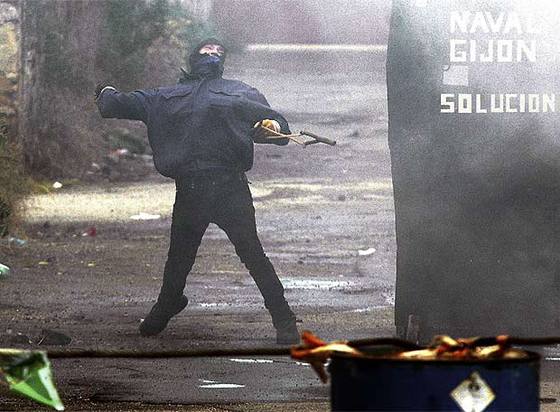 La Policía y los manifestantes, atrincherados en el astillero, se han enfrentado durante cerca de una hora, sin que haya habido heridos