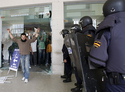 Efectivos de la Policía Nacional saca a un grupo de trabajadores que accedió a la Estación Marítima de Vigo para llegar hasta un crucero dentro de las movilizaciones en la sexta jornada de huelga del metal en Vigo.