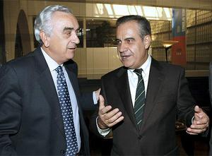 El presidente del CES, Marcos Peña, conversa en la sede de la institución con el ministro de Trabajo, Celestino Corbacho