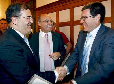 El presidente de la patronal CEO, Gerardo Díaz Ferrán (en el centro ) hoy antes de participar en una conferencia en el Universidad Internacional Menéndez Pelayo