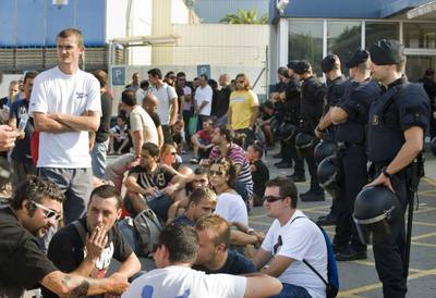 Una centena de ex trabajadores afectados por el ERE de NIssan bloquearon el ingreso de sus antiguos compañeros de empleo.