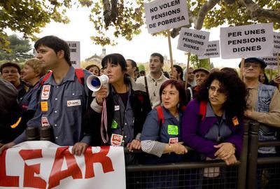 Trabajadores de Lear protestan ante el Parlament de Cataluña.