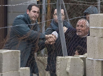 La Guardia Civil detiene al propietario de las viviendas al intentar atravesar el cordón policial en la localidad gaditana de Chiclana