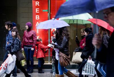 Primera jornada de rebajas en Barcelona.