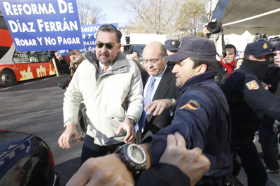 El presidente de la CEOE, Gerardo Díaz Ferrán, es abucheado por unos 30 trabajadores de Air Comet, tras una conferencia en el Foro Nueva Economía.