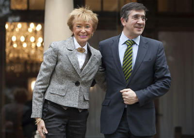 La vicepresidenta primera del Gobierno, María Teresa Fernández de la Vega, junto al  lehendakari , Patxi López, esta mañana en Vitoria.