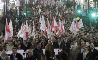 Miles de personas concetradas en Vigo en contra de la fusión de las cajas gallegas