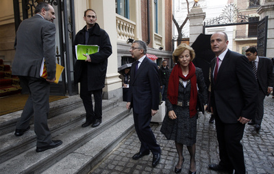 El portavoz de ERC e IU-ICV, Joan Ridao y Joan Herrera, junto a los ministros de Fomento e Industria, José Blanco y Miguel Sebastían, y la vicepresidenta económica, Elena Salgado, en la entrada del Palacio de Zurbano antes de la primera reunión de la comisión del Gobierno para buscar un pacto para reactivar la economía.