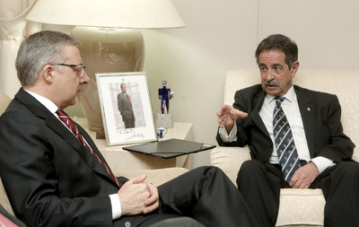 El ministro de Fomento, José Blanco, y el presidente de Cantabria, Miguel Ángel Revilla.