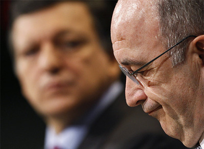 El presidente del Ejecutivo comunitario, José Manuel Durão Barroso, observa a Joaquín Almunia.