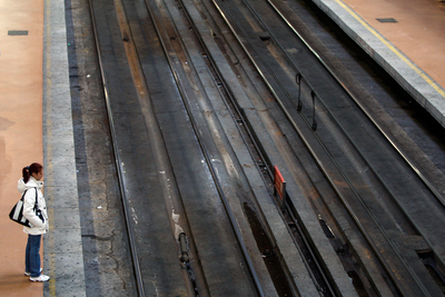 Una mujer espera la llegada de un tren en la estación de Atocha, Madrid.