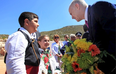 El primer ministro griego, Yorgos Papandreu, hablando con un grupo de niños en la isla de Kasterolizo, donde ha anunciado que su Gobierno ha solicitado formalmente la activación del plan de rescate.