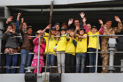 Un grupo de viajeros afectados por el caos aéreo llegan al puerto de Bristol, Reino Unido