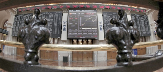 Imagen del parqué madrileño con las pantallas del Ibex al fondo.