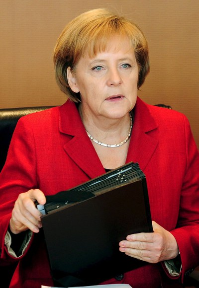 Ángela Merkel toma asiento antes de una reunión en la Cancillería de Berlín