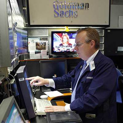 Un operador de Goldman Sachs ejecuta un apunte financiero en la Bolsa de Nueva York.