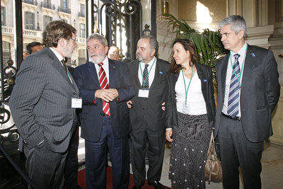 De izquierda a derecha, el consejero delegado del grupo PRISA, Juan Luis Cebrián; el presidente de Brasil, Luiz Inácio Lula da Silva; el presidente del grupo PRISA, Ignacio Polanco; la directora de  Valor económico , Vera Brandimarte; y el director de EL PAÍS, Javier Moreno, durante el encuentro.