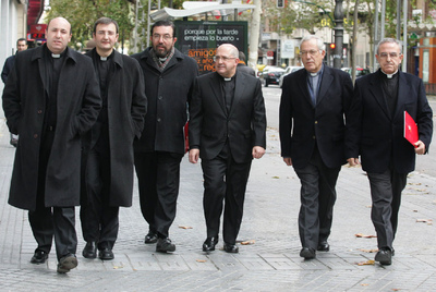 El presidente de Cajasur (cuarto por la izquierda) se dirige junto a los patrones a la asamblea general de la entidad.