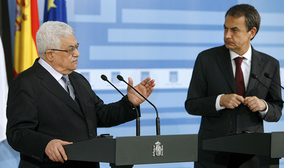 El presidente del Gobierno español, José Luis Rodríguez Zapatero, y el presidente de la Autoridad Palestina, Mahmud Abbas, durante la rueda de prensa conjunta celebrada esta mañana.