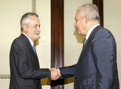 El presidente de la Junta, José Antonio Griñán, y el del PP en Andalucía, Javier Arenas, se saludan antes de la reunión mantenida esta mañana.