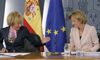 Las dos vicepresidentas, María Teresa Fernández de la Vega y Elena Salgado, en la rueda posterior al consejo de ministros.