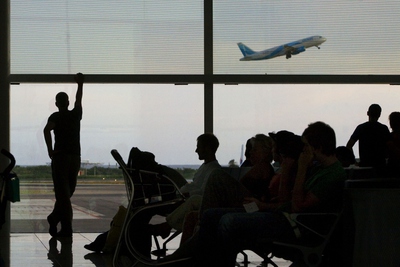Un grupo de pasajeros en una sala del aeropuerto de El Prat.