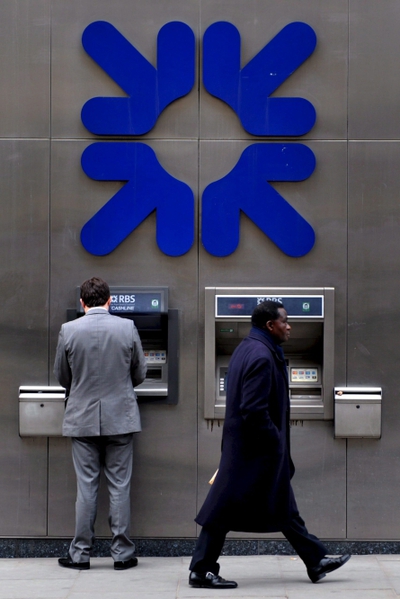 Un cliente del RBS usa un cajero automático en una de las oficinas del banco escocés en Londres.
