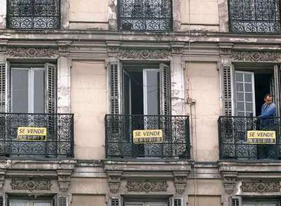 Carteles de  se vende  en un edificio de viviendas del centro de Madrid.
