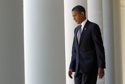 Barack Obama sale de la Casa Blanca y se dirige a hacer una declaración pública, ayer en Washington.