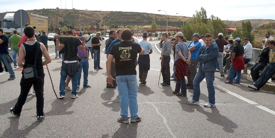 Un grupo de mineros ante el peaje de la AP-66 entre León y Oviedo.