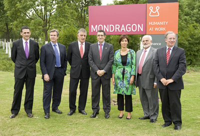 El presidente de MCC, José María Aldecoa, y el lehendakari, Patxi López, en el centro, junto al resto de la delegación vasca en China.